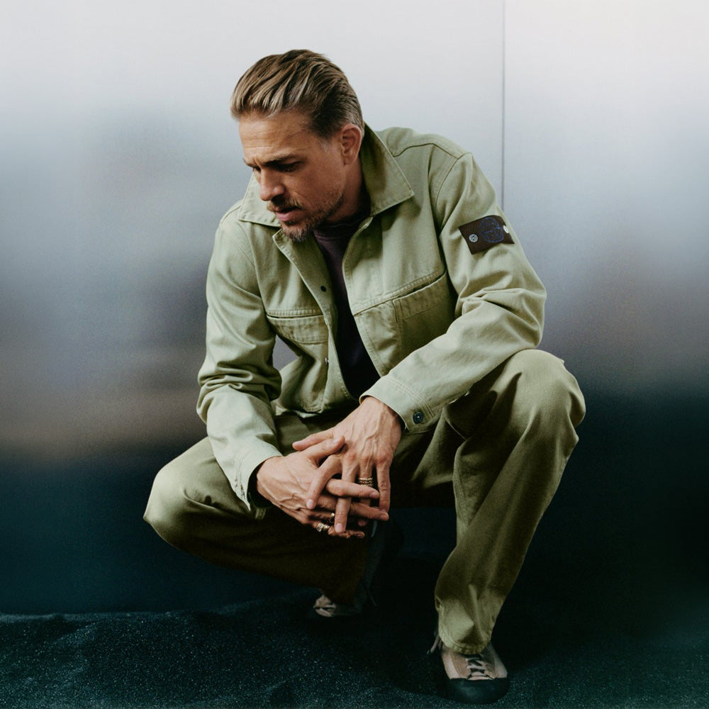 ストーンアイランド　カーキパーカー STONE  DENIM Stone Island and Charlie Hunnam in the SS26 Denim Research