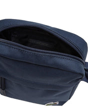 Załaduj obraz do przeglądarki galerii, LACOSTE NEOCROC VERTICAL CAMERA BAG MARINE SASZETKA