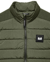 Załaduj obraz do przeglądarki galerii, WEEKEND OFFENDER GACHA PADDED GILET CASTLE GREEN BEZRĘKAWNIK