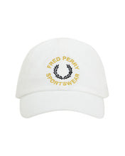 Załaduj obraz do przeglądarki galerii, Fred Perry Sportswear Graphic Cap Snow White czapka z daszkiem