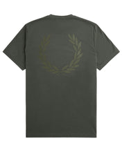 Załaduj obraz do przeglądarki galerii, FRED PERRY LAUREL WREATH GRAPHIC FIELD GREEN T-SHIRT