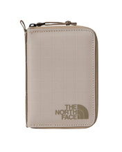 Załaduj obraz do przeglądarki galerii, The North Face Base Camp Voyager Wallet Mushroom Grey portfel
