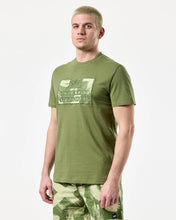 Załaduj obraz do przeglądarki galerii, WEEKEND OFFENDER ADACHI CAMO SAPLING GREEN T-SHIRT