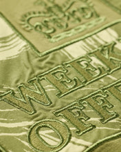 Załaduj obraz do przeglądarki galerii, WEEKEND OFFENDER ADACHI CAMO SAPLING GREEN T-SHIRT