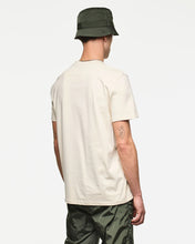 Załaduj obraz do przeglądarki galerii, Weekend Offender Saturday Graphic Calcium T-shirt