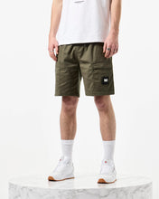 Załaduj obraz do przeglądarki galerii, WEEKEND OFFENDER UPTOWN UTILITY SHORTS CASTLE GREEN SPODENKI