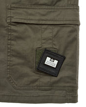 Załaduj obraz do przeglądarki galerii, WEEKEND OFFENDER UPTOWN UTILITY SHORTS CASTLE GREEN SPODENKI