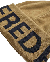 Załaduj obraz do przeglądarki galerii, Fred Perry Oversized Branded Beanie Stone czapka zimowa
