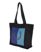 Załaduj obraz do przeglądarki galerii, FRED PERRY COLOUR BLOCK GRAPHIC TOTE BAG BLACK TORBA

