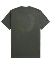 Załaduj obraz do przeglądarki galerii, FRED PERRY LAUREL WREATH GRAPHIC FIELD GREEN T-SHIRT
