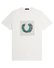 Załaduj obraz do przeglądarki galerii, FRED PERRY LAUREL WREATH GRID SNOW WHITE T-SHIRT
