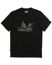 Załaduj obraz do przeglądarki galerii, PEACEFUL HOOLIGAN CAMO DOVE BLACK T-SHIRT
