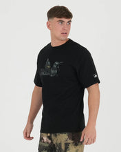 Załaduj obraz do przeglądarki galerii, PEACEFUL HOOLIGAN CAMO DOVE BLACK T-SHIRT
