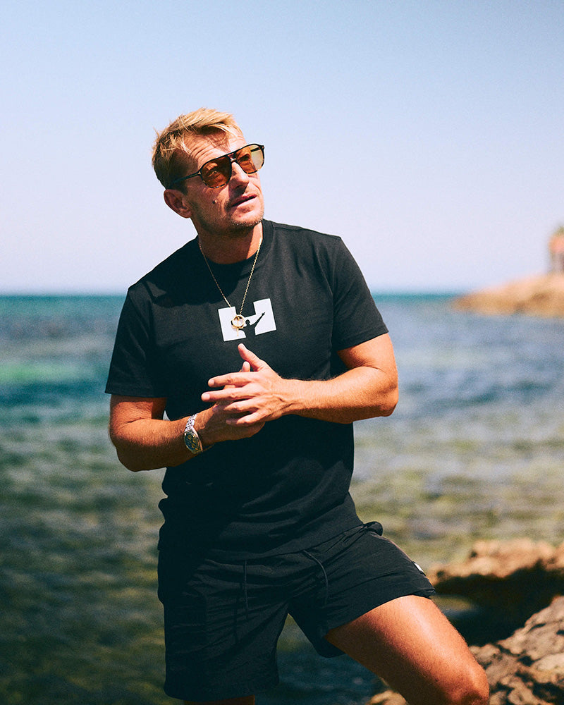 Weekend Offender x Leo Gregory w kolekcji High Summer. Odkryj nowości.